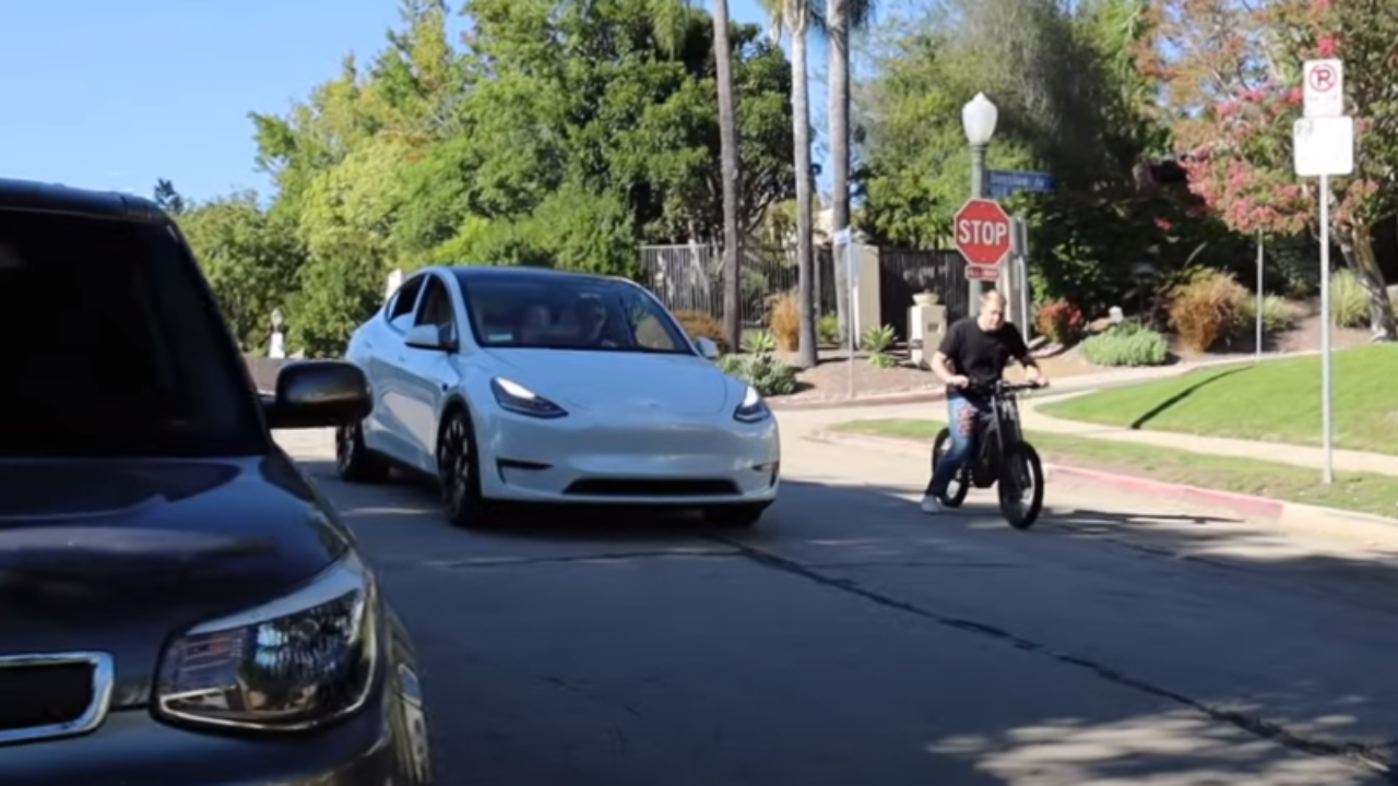 Pojedynek na prostej – Tesla Model Y Performance vs rower elektryczny Sur Ron