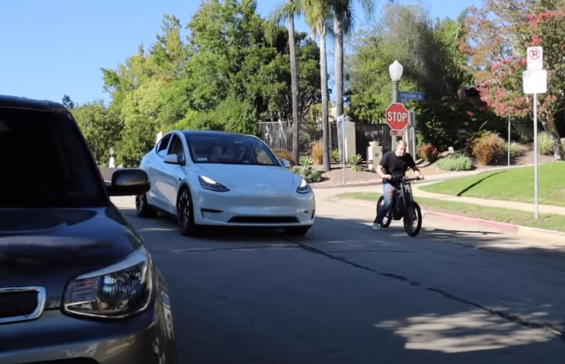 Pojedynek na prostej – Tesla Model Y Performance vs rower elektryczny Sur Ron